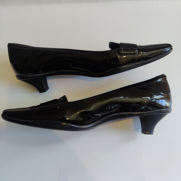 Prada Women's Patent leather Pump - Picture 8 of 12